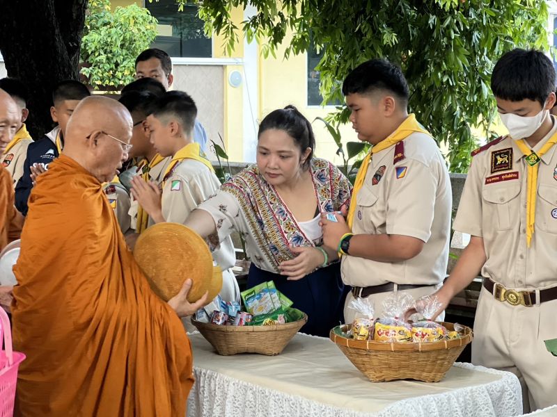 กิจกรรมทำบุญตักบาตรในช่วงเช้า ณ วัดเทพศิรินทราวาส
