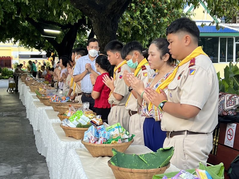 กิจกรรมทำบุญตักบาตรในช่วงเช้า ณ วัดเทพศิรินทราวาส