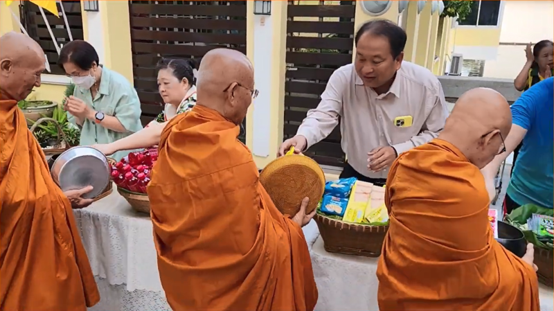 กิจกรรมทำบุญตักบาตรในช่วงเช้า ณ วัดเทพศิรินทราวาส