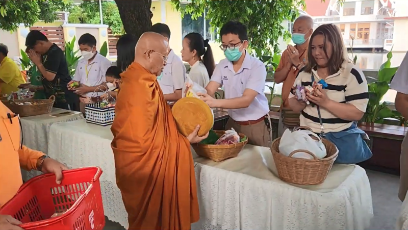 กิจกรรมทำบุญตักบาตรในช่วงเช้า ณ วัดเทพศิรินทราวาส