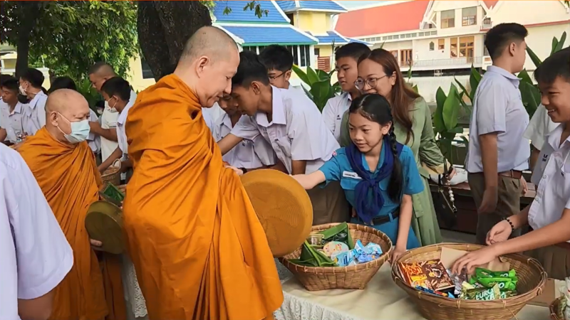 กิจกรรมทำบุญตักบาตรในช่วงเช้า ณ วัดเทพศิรินทราวาส