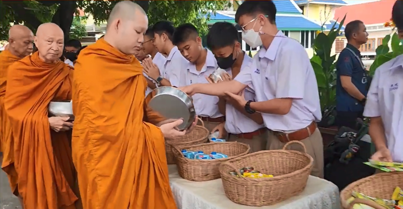 กิจกรรมทำบุญตักบาตรในช่วงเช้า ณ วัดเทพศิรินทราวาส