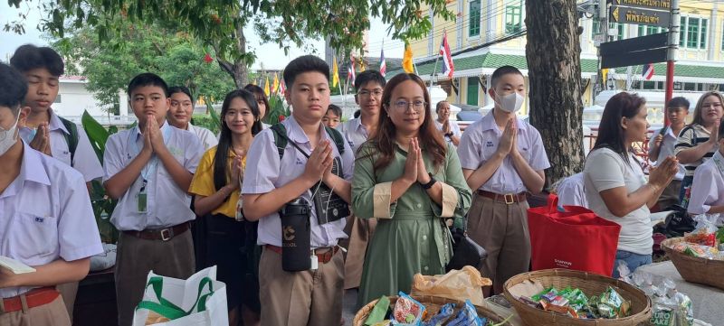 กิจกรรมทำบุญตักบาตรในช่วงเช้า ณ วัดเทพศิรินทราวาส