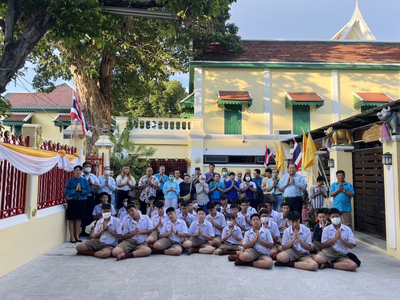กิจกรรมทำบุญตักบาตรในช่วงเช้า ณ วัดเทพศิรินทราวาส