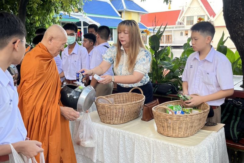 กิจกรรมทำบุญตักบาตรในช่วงเช้า ณ วัดเทพศิรินทราวาส