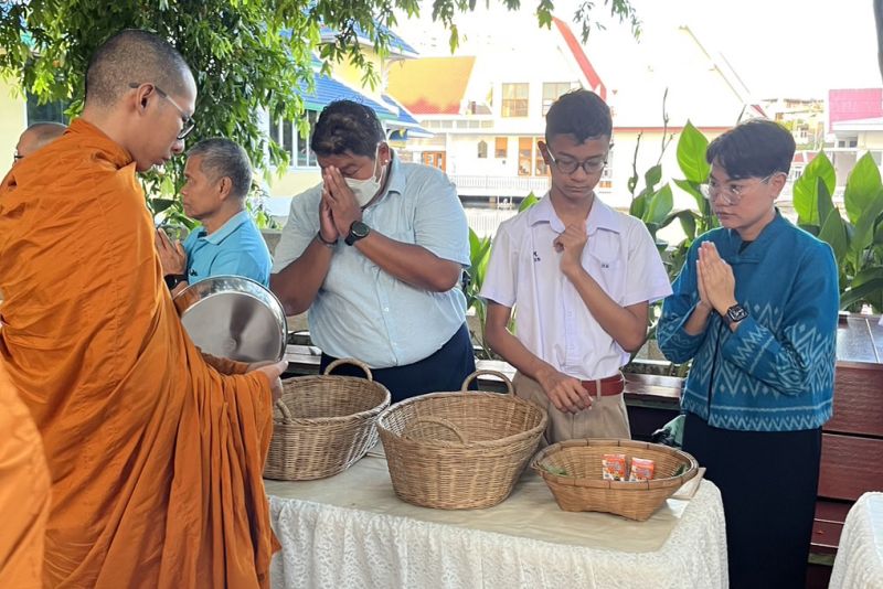 กิจกรรมทำบุญตักบาตรในช่วงเช้า ณ วัดเทพศิรินทราวาส