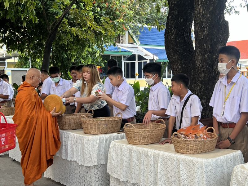 กิจกรรมทำบุญตักบาตรในช่วงเช้า ณ วัดเทพศิรินทราวาส