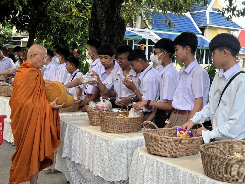 กิจกรรมทำบุญตักบาตรในช่วงเช้า ณ วัดเทพศิรินทราวาส