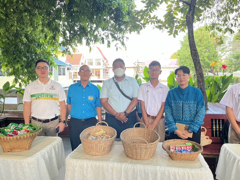 กิจกรรมทำบุญตักบาตรในช่วงเช้า ณ วัดเทพศิรินทราวาส