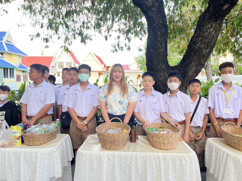 กิจกรรมทำบุญตักบาตรในช่วงเช้า ณ วัดเทพศิรินทราวาส