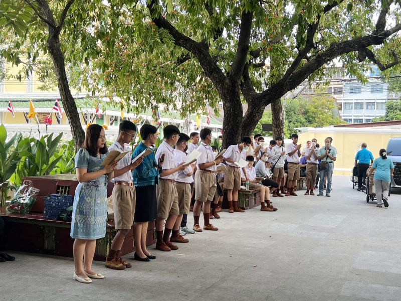 กิจกรรมทำบุญตักบาตรในช่วงเช้า ณ วัดเทพศิรินทราวาส
