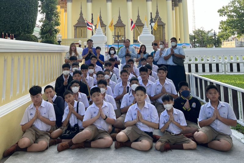 กิจกรรมทำบุญตักบาตรในช่วงเช้า ณ วัดเทพศิรินทราวาส