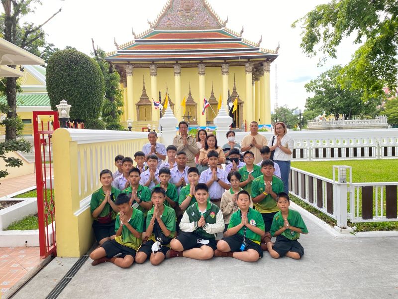 กิจกรรมทำบุญตักบาตรในช่วงเช้า ณ วัดเทพศิรินทราวาส