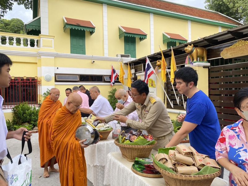 กิจกรรมทำบุญตักบาตรในช่วงเช้า ณ วัดเทพศิรินทราวาส