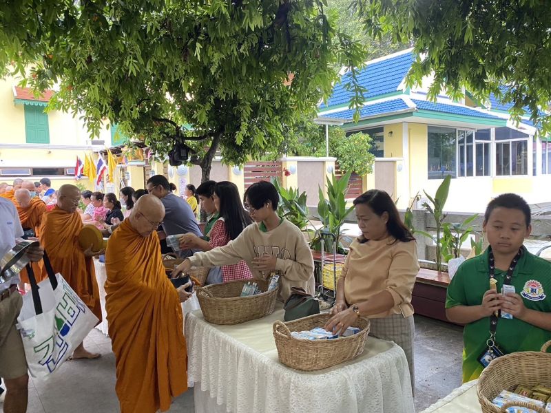 กิจกรรมทำบุญตักบาตรในช่วงเช้า ณ วัดเทพศิรินทราวาส