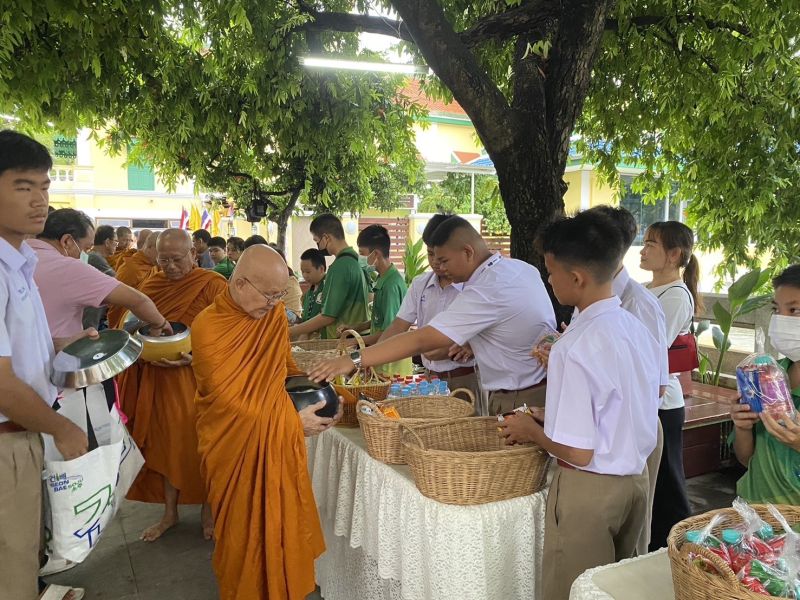กิจกรรมทำบุญตักบาตรในช่วงเช้า ณ วัดเทพศิรินทราวาส