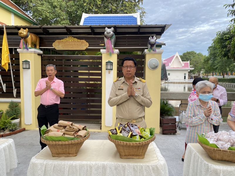 กิจกรรมทำบุญตักบาตรในช่วงเช้า ณ วัดเทพศิรินทราวาส