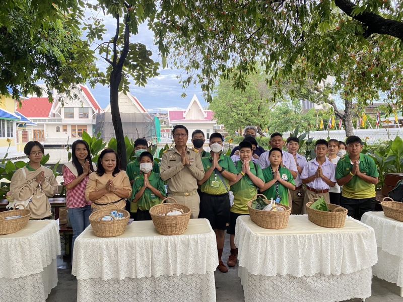 กิจกรรมทำบุญตักบาตรในช่วงเช้า ณ วัดเทพศิรินทราวาส