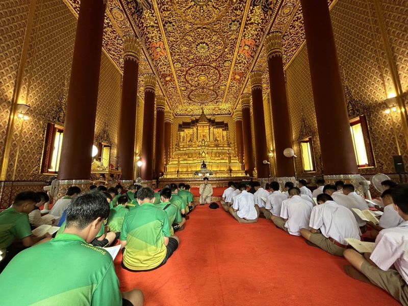 กิจกรรมทำบุญตักบาตรในช่วงเช้า ณ วัดเทพศิรินทราวาส