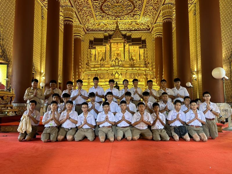 กิจกรรมทำบุญตักบาตรในช่วงเช้า ณ วัดเทพศิรินทราวาส