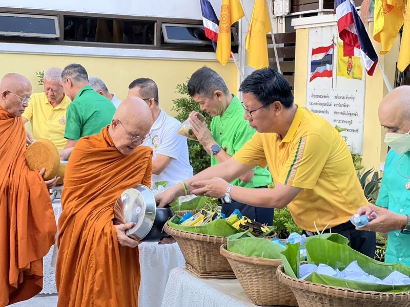 กิจกรรมทำบุญตักบาตรในช่วงเช้า ณ วัดเทพศิรินทราวาส