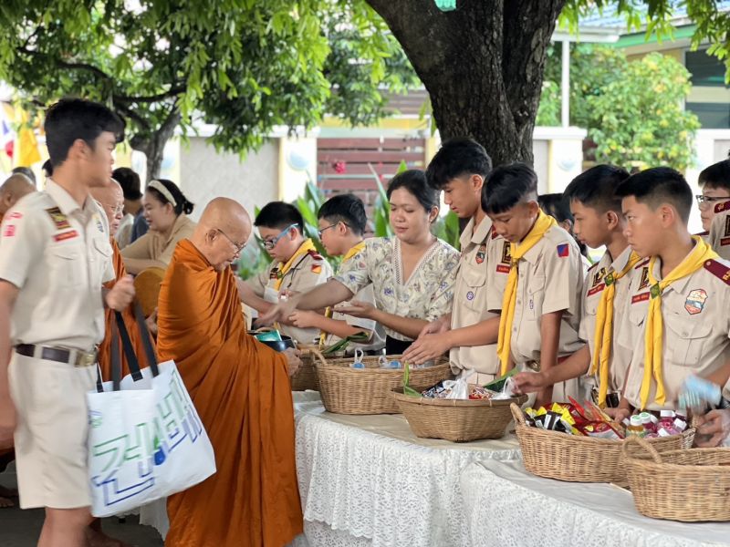 กิจกรรมทำบุญตักบาตรในช่วงเช้า ณ วัดเทพศิรินทราวาส