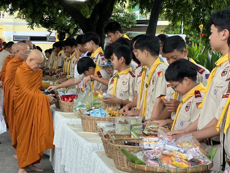 กิจกรรมทำบุญตักบาตรในช่วงเช้า ณ วัดเทพศิรินทราวาส