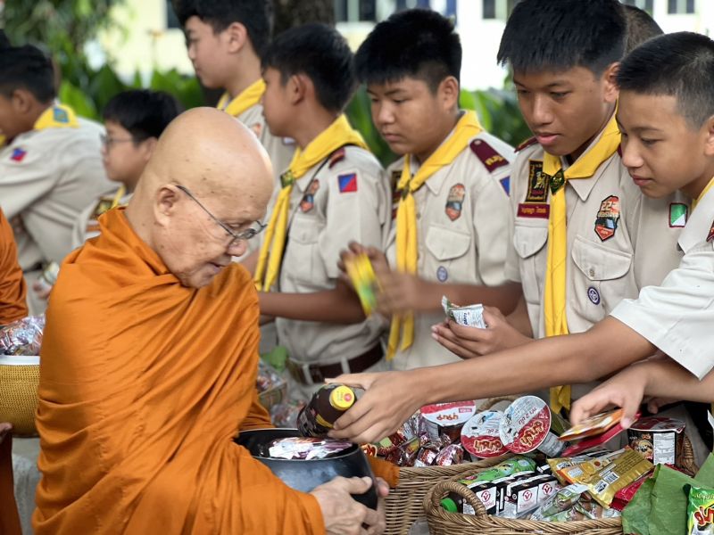 กิจกรรมทำบุญตักบาตรในช่วงเช้า ณ วัดเทพศิรินทราวาส