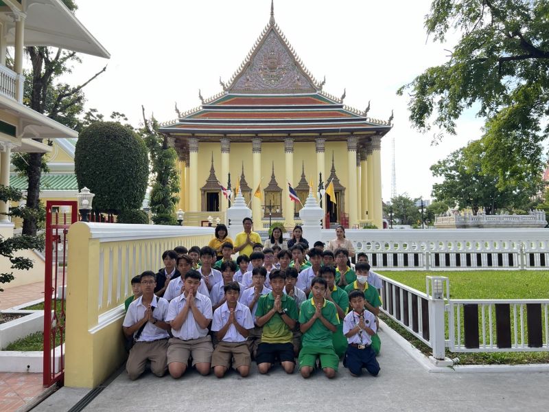 กิจกรรมทำบุญตักบาตรในช่วงเช้า ณ วัดเทพศิรินทราวาส