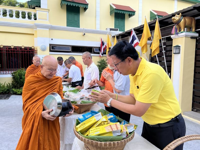 กิจกรรมทำบุญตักบาตรในช่วงเช้า ณ วัดเทพศิรินทราวาส