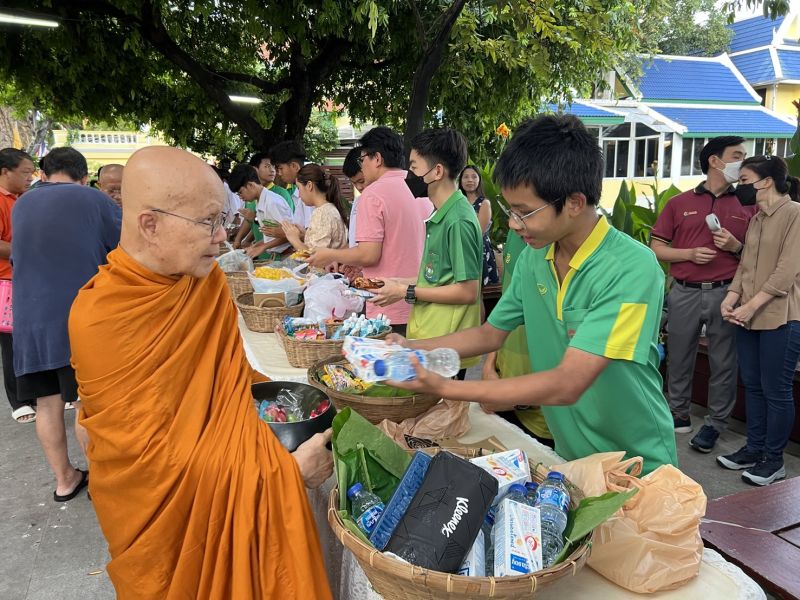 กิจกรรมทำบุญตักบาตรในช่วงเช้า ณ วัดเทพศิรินทราวาส