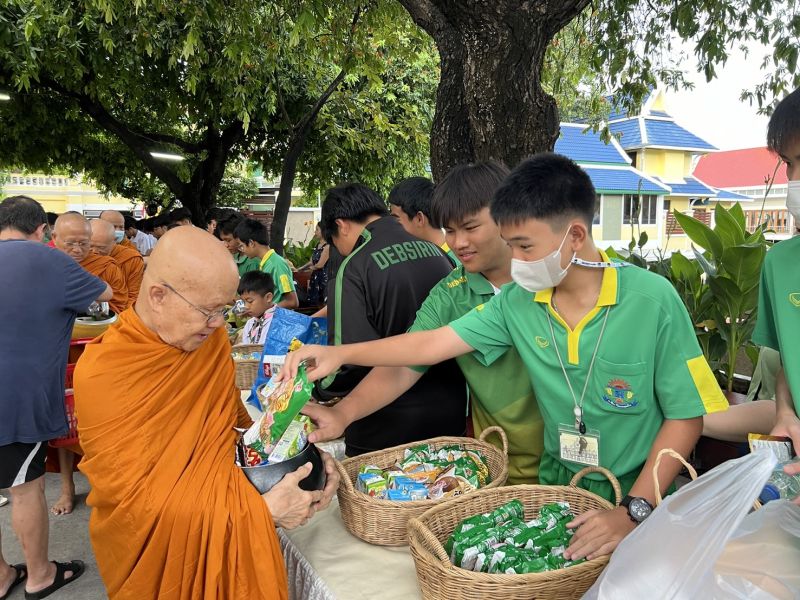 กิจกรรมทำบุญตักบาตรในช่วงเช้า ณ วัดเทพศิรินทราวาส