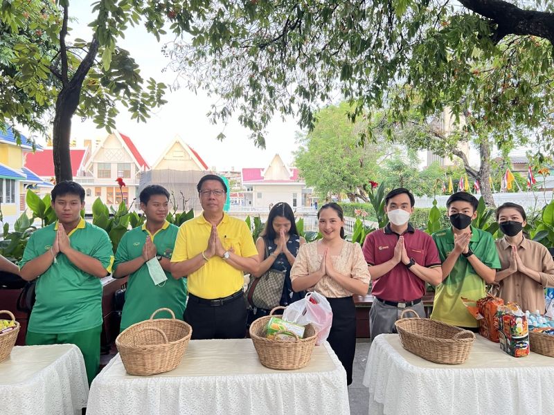 กิจกรรมทำบุญตักบาตรในช่วงเช้า ณ วัดเทพศิรินทราวาส