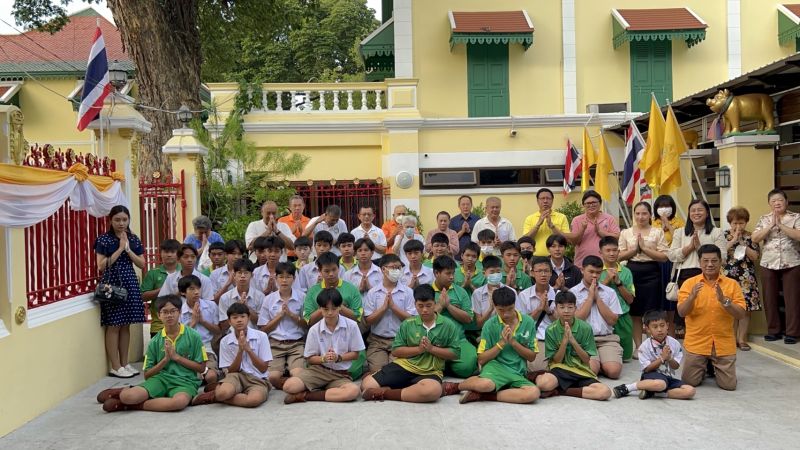 กิจกรรมทำบุญตักบาตรในช่วงเช้า ณ วัดเทพศิรินทราวาส