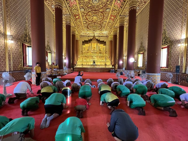 กิจกรรมทำบุญตักบาตรในช่วงเช้า ณ วัดเทพศิรินทราวาส