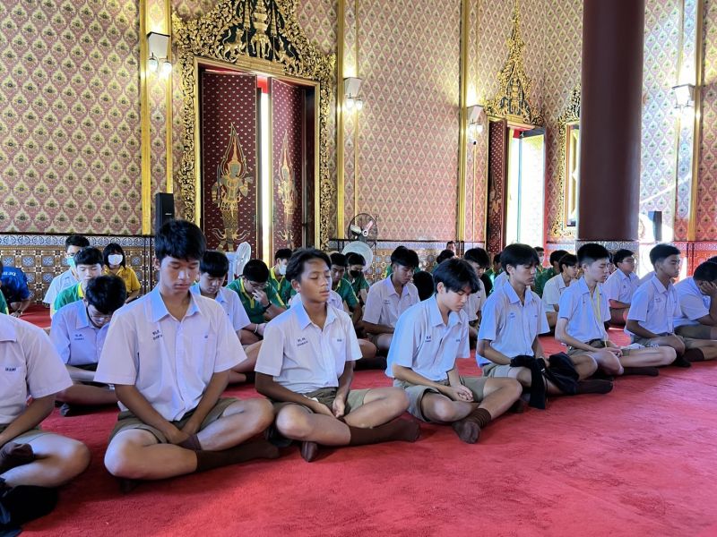 กิจกรรมทำบุญตักบาตรในช่วงเช้า ณ วัดเทพศิรินทราวาส