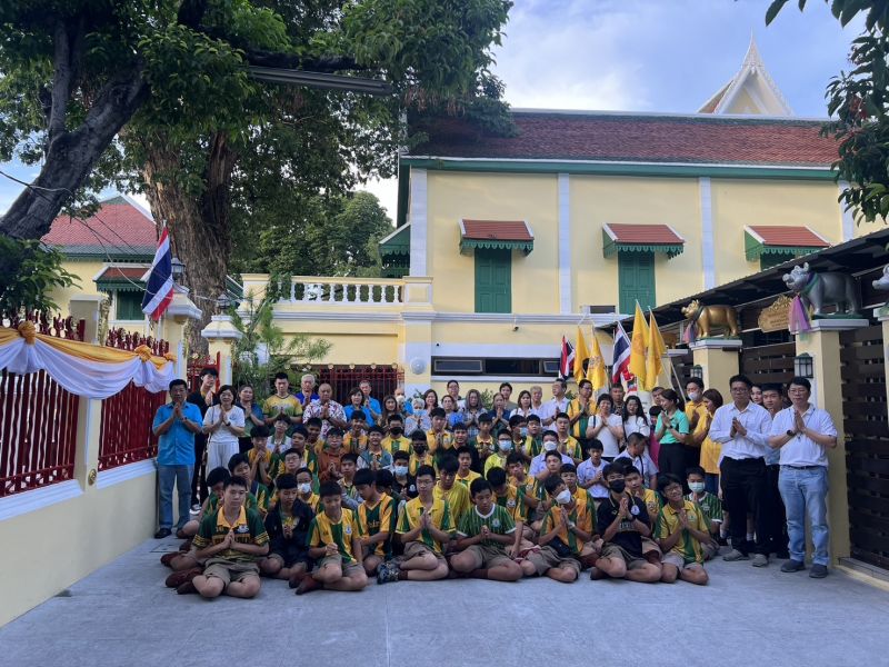 กิจกรรมทำบุญตักบาตรในช่วงเช้า ณ วัดเทพศิรินทราวาส