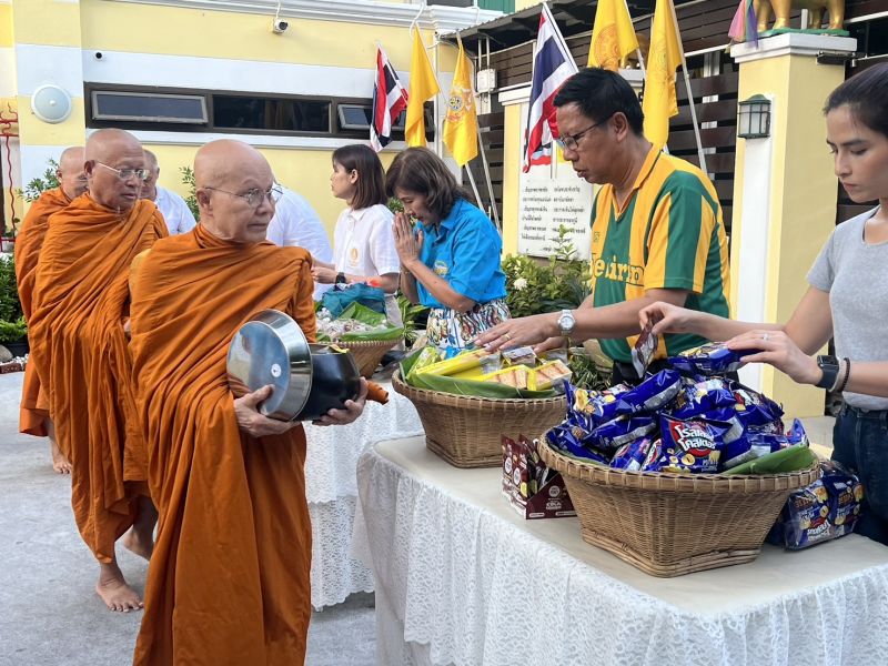 กิจกรรมทำบุญตักบาตรในช่วงเช้า ณ วัดเทพศิรินทราวาส