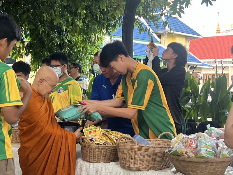 กิจกรรมทำบุญตักบาตรในช่วงเช้า ณ วัดเทพศิรินทราวาส