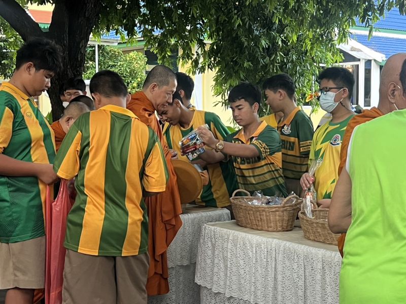 กิจกรรมทำบุญตักบาตรในช่วงเช้า ณ วัดเทพศิรินทราวาส