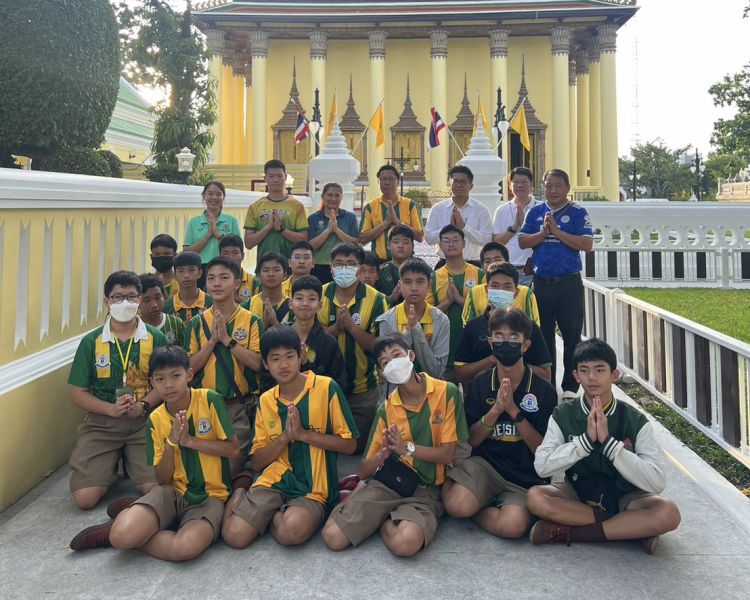 กิจกรรมทำบุญตักบาตรในช่วงเช้า ณ วัดเทพศิรินทราวาส