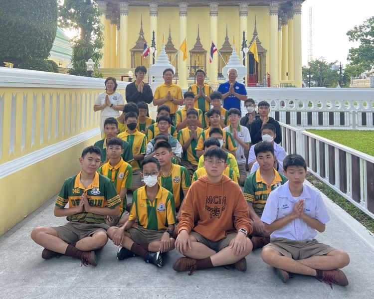 กิจกรรมทำบุญตักบาตรในช่วงเช้า ณ วัดเทพศิรินทราวาส