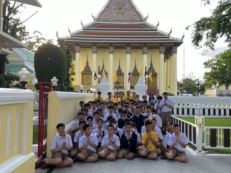 กิจกรรมทำบุญตักบาตรในช่วงเช้า ณ วัดเทพศิรินทราวาส