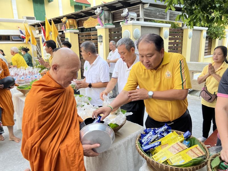 กิจกรรมทำบุญตักบาตรในช่วงเช้า ณ วัดเทพศิรินทราวาส