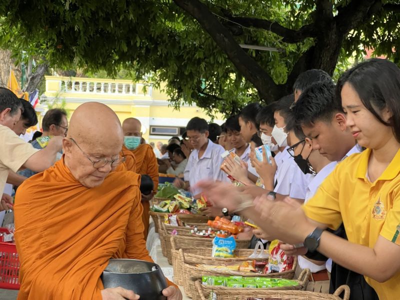 กิจกรรมทำบุญตักบาตรในช่วงเช้า ณ วัดเทพศิรินทราวาส