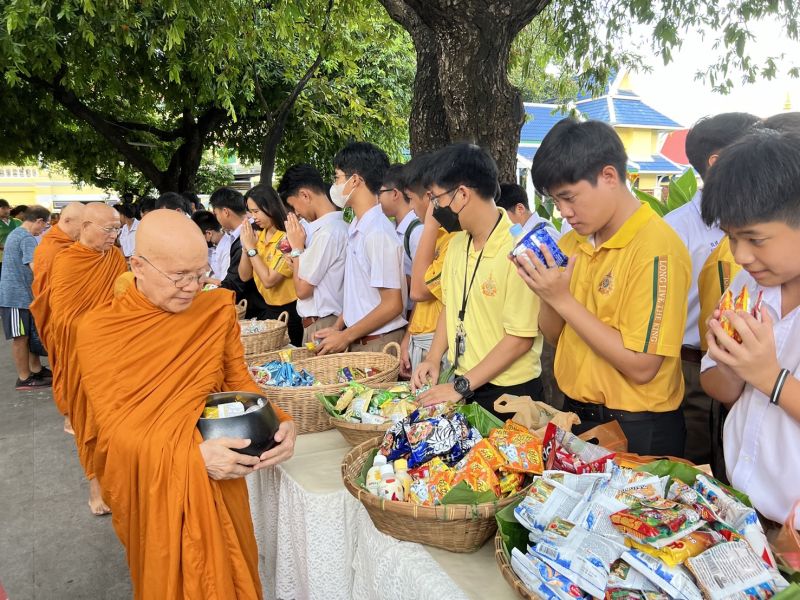 กิจกรรมทำบุญตักบาตรในช่วงเช้า ณ วัดเทพศิรินทราวาส