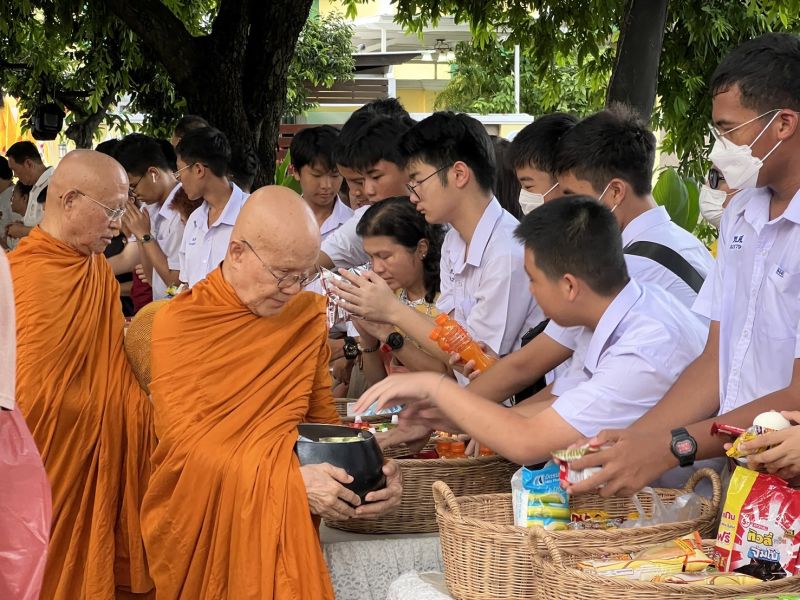 กิจกรรมทำบุญตักบาตรในช่วงเช้า ณ วัดเทพศิรินทราวาส
