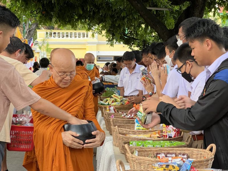 กิจกรรมทำบุญตักบาตรในช่วงเช้า ณ วัดเทพศิรินทราวาส