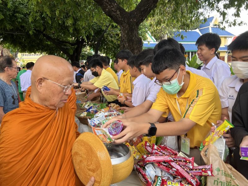 กิจกรรมทำบุญตักบาตรในช่วงเช้า ณ วัดเทพศิรินทราวาส