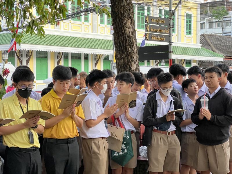 กิจกรรมทำบุญตักบาตรในช่วงเช้า ณ วัดเทพศิรินทราวาส